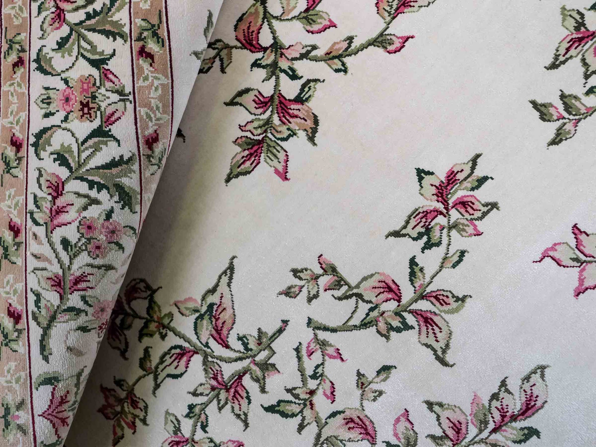 Sehr feiner, handgeknüpfter Khademi Orientteppich mit Hereke Design aus reiner Seide, weiß, creme. 122x78 cm. Vertrieb durch Jupiter Intl.