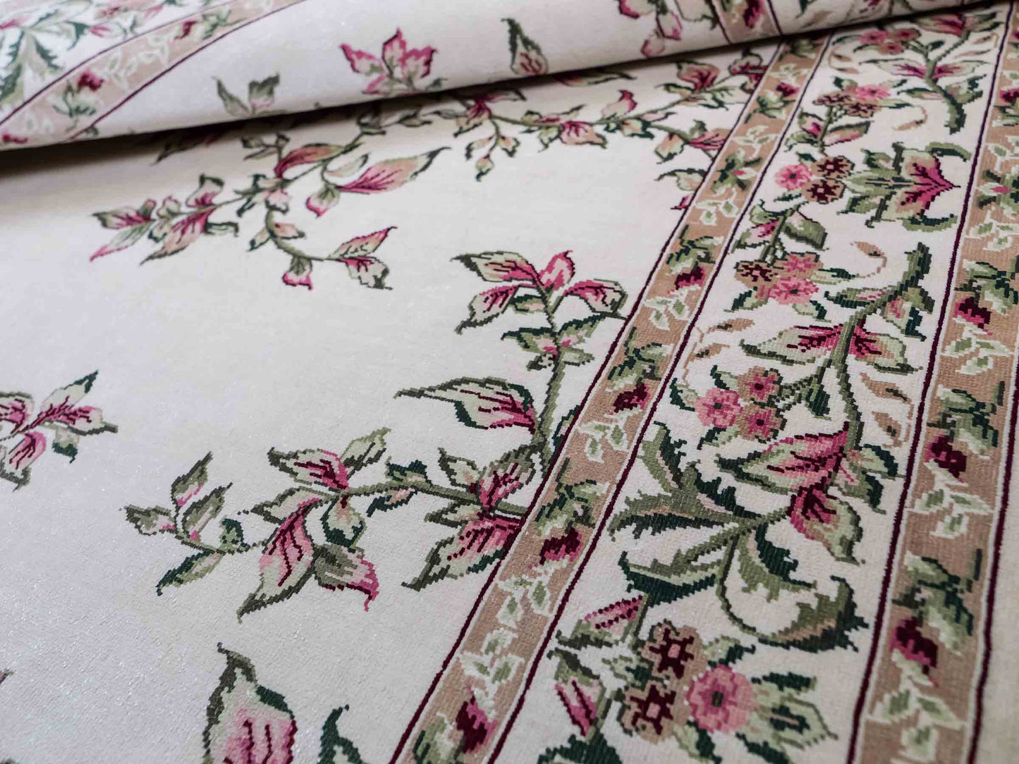 Sehr feiner, handgeknüpfter Khademi Orientteppich mit Hereke Design aus reiner Seide, weiß, creme. 122x78 cm. Vertrieb durch Jupiter Intl.