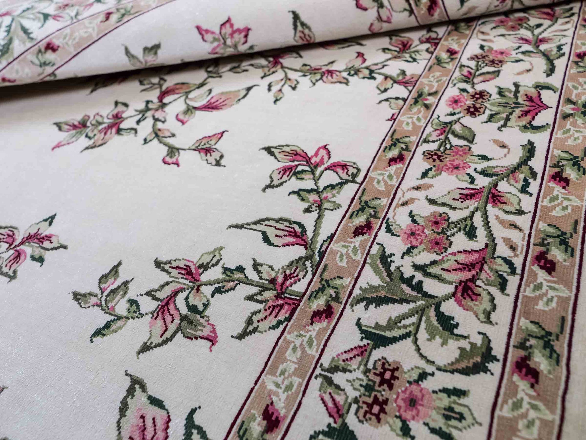 Sehr feiner, handgeknüpfter Khademi Orientteppich mit Hereke Design aus reiner Seide, weiß, creme. 122x78 cm. Vertrieb durch Jupiter Intl.