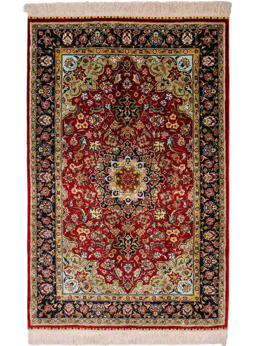 Sehr feiner, handgeknüpfter Khademi Orientteppich mit Hereke Design aus reiner Seide, rot, blau. 122x78 cm. Vertrieb durch Jupiter Intl.