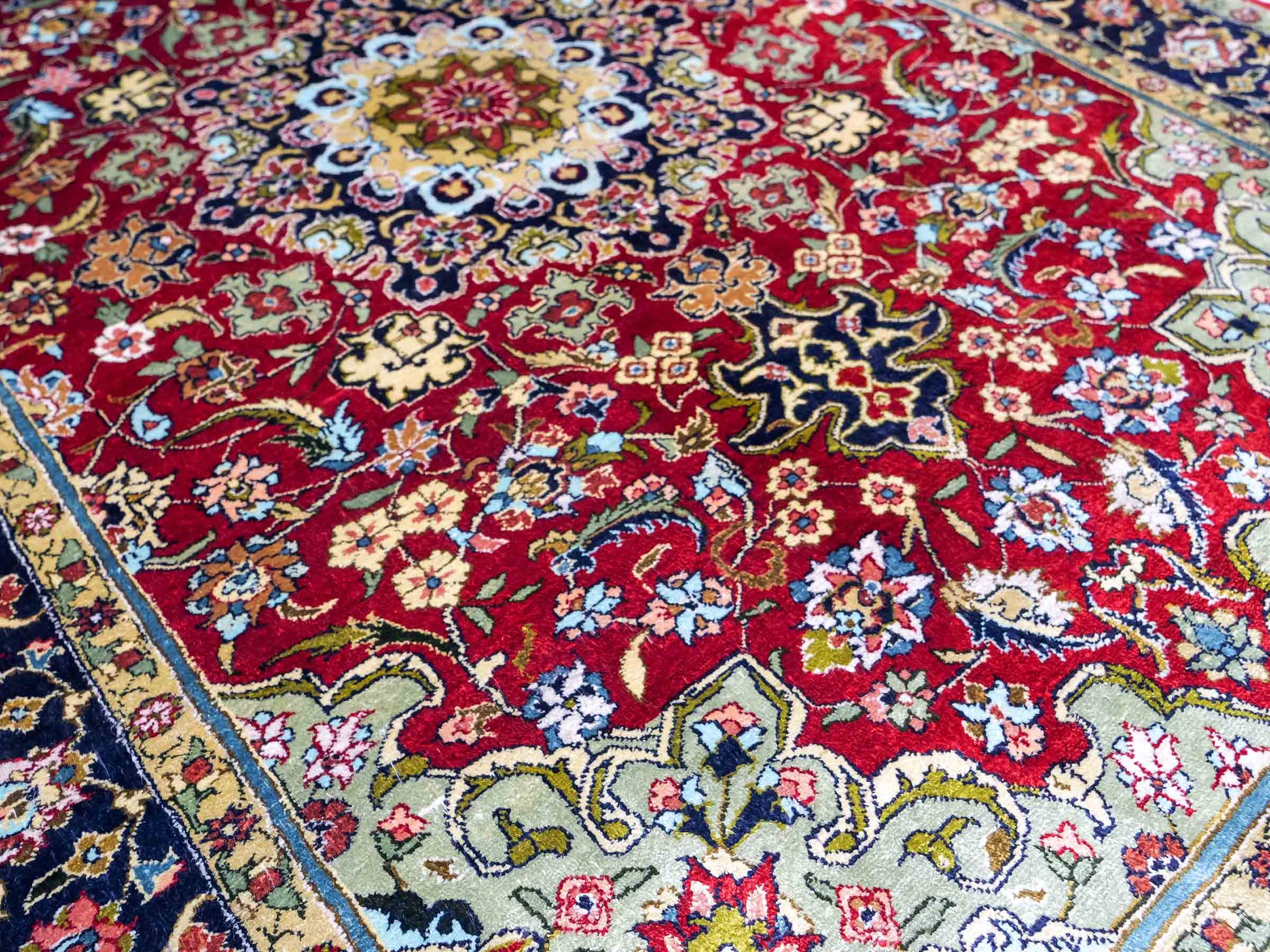 Sehr feiner, handgeknüpfter Khademi Orientteppich mit Hereke Design aus reiner Seide, rot, blau. 122x78 cm. Vertrieb durch Jupiter Intl.