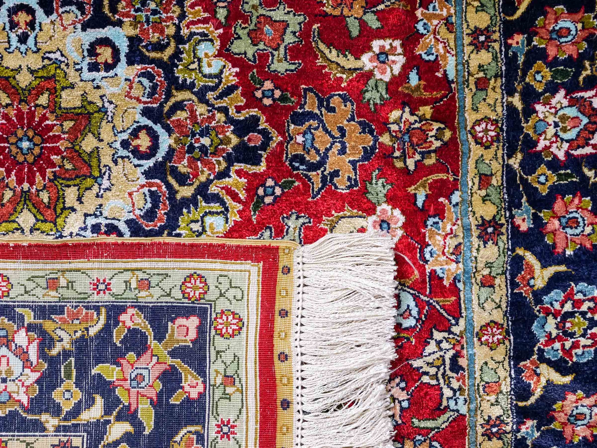 Sehr feiner, handgeknüpfter Khademi Orientteppich mit Hereke Design aus reiner Seide, rot, blau. 122x78 cm. Vertrieb durch Jupiter Intl.