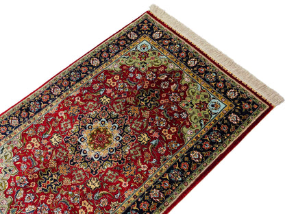Sehr feiner, handgeknüpfter Khademi Orientteppich mit Hereke Design aus reiner Seide, rot, blau. 122x78 cm. Vertrieb durch Jupiter Intl.