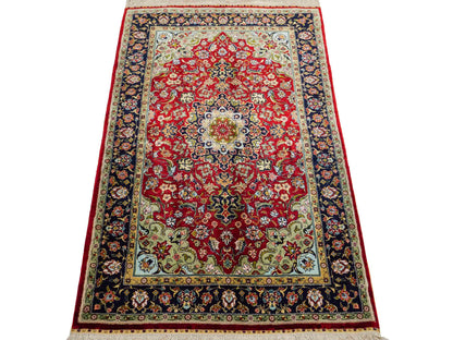 Sehr feiner, handgeknüpfter Khademi Orientteppich mit Hereke Design aus reiner Seide, rot, blau. 122x78 cm. Vertrieb durch Jupiter Intl.