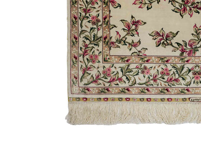 Sehr feiner, handgeknüpfter Khademi Orientteppich mit Hereke Design aus reiner Seide, weiß, creme. 122x79 cm. Vertrieb durch Jupiter Intl.