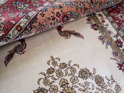 Sehr feiner, handgeknüpfter Khademi Orientteppich mit Hereke Design aus reiner Seide, creme, rosa. 123x78 cm. Vertrieb durch Jupiter Intl.