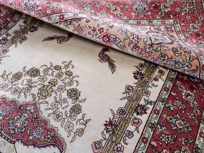 Sehr feiner, handgeknüpfter Khademi Orientteppich mit Hereke Design aus reiner Seide, creme, rosa. 123x78 cm. Vertrieb durch Jupiter Intl.