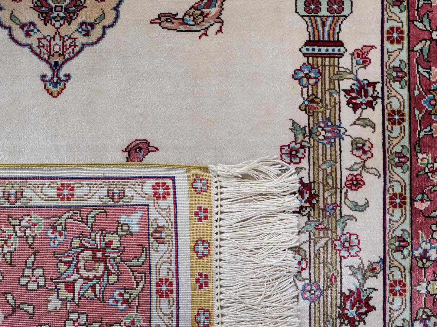 Sehr feiner, handgeknüpfter Khademi Orientteppich mit Hereke Design aus reiner Seide, creme, rosa. 123x78 cm. Vertrieb durch Jupiter Intl.