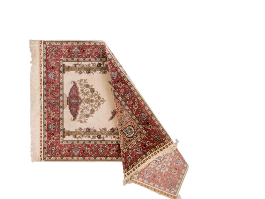 Sehr feiner, handgeknüpfter Khademi Orientteppich mit Hereke Design aus reiner Seide, creme, rosa. 123x78 cm. Vertrieb durch Jupiter Intl.