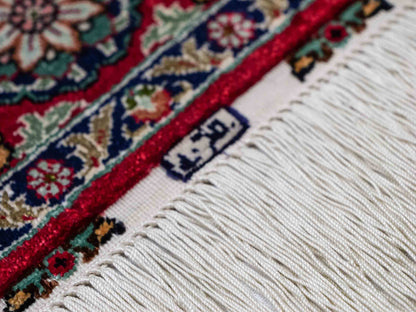 Sehr feiner, handgeknüpfter Khademi Orientteppich mit Hereke Design aus reiner Seide, rot, creme, mulitcolor. 123x79 cm. Vertrieb durch Jupiter Intl.