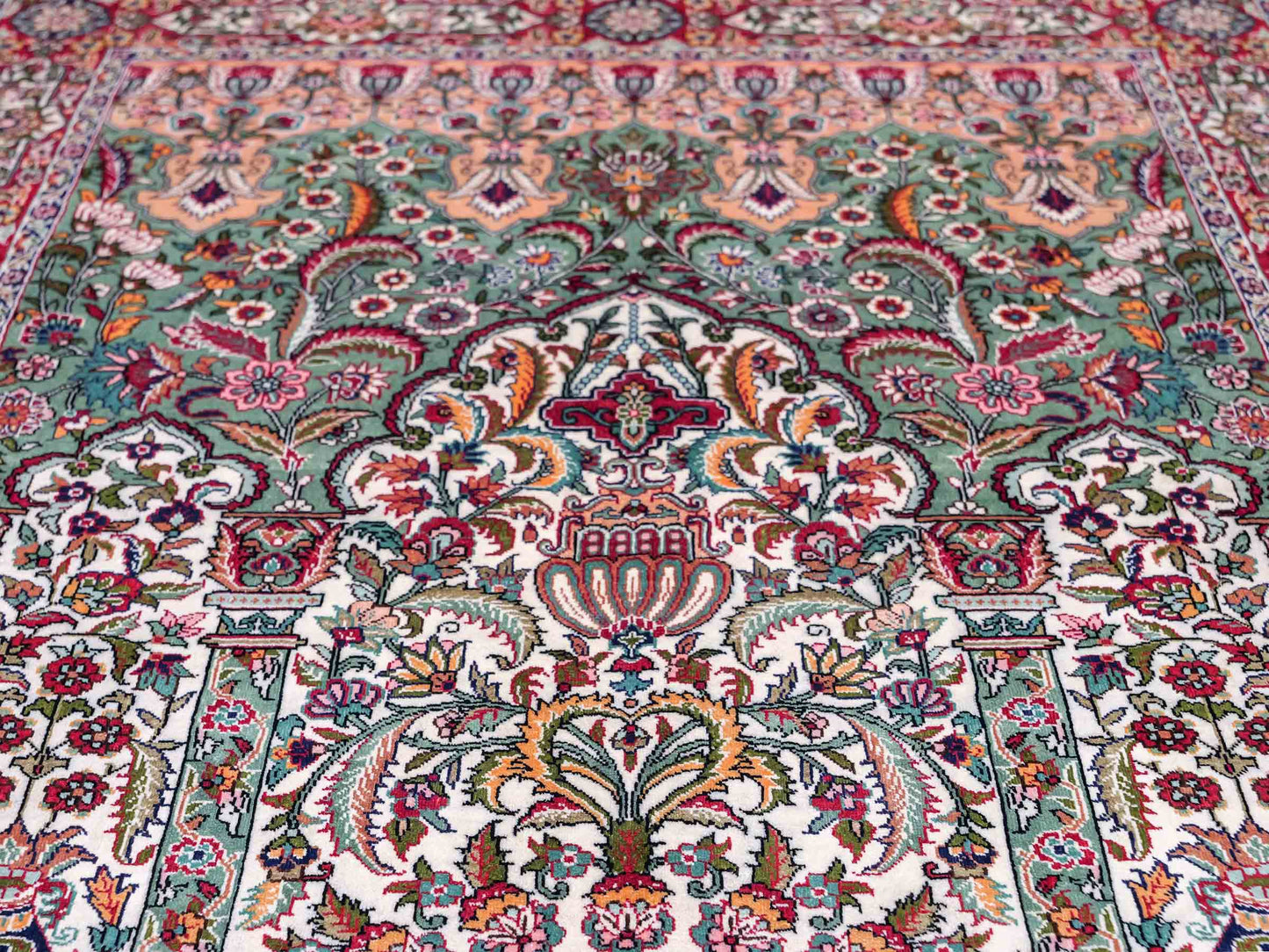 Sehr feiner, handgeknüpfter Khademi Orientteppich mit Hereke Design aus reiner Seide, rot, creme, mulitcolor. 123x79 cm. Vertrieb durch Jupiter Intl.