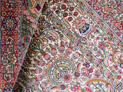 Sehr feiner, handgeknüpfter Khademi Orientteppich mit Hereke Design aus reiner Seide, rot, creme, mulitcolor. 123x79 cm. Vertrieb durch Jupiter Intl.