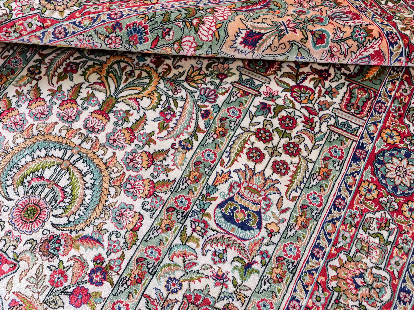 Sehr feiner, handgeknüpfter Khademi Orientteppich mit Hereke Design aus reiner Seide, rot, creme, mulitcolor. 123x79 cm. Vertrieb durch Jupiter Intl.