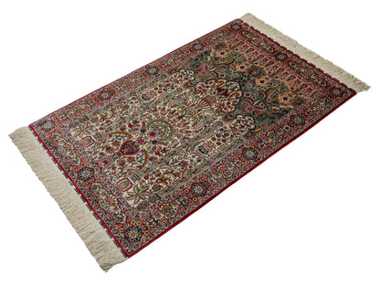 Sehr feiner, handgeknüpfter Khademi Orientteppich mit Hereke Design aus reiner Seide, rot, creme, mulitcolor. 123x79 cm. Vertrieb durch Jupiter Intl.