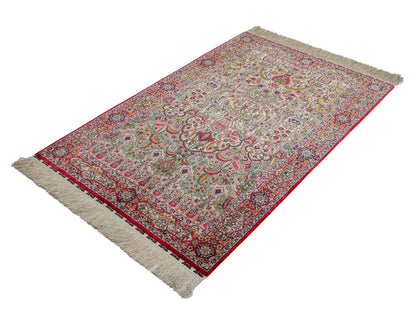 Sehr feiner, handgeknüpfter Khademi Orientteppich mit Hereke Design aus reiner Seide, rot, creme, mulitcolor. 123x79 cm. Vertrieb durch Jupiter Intl.