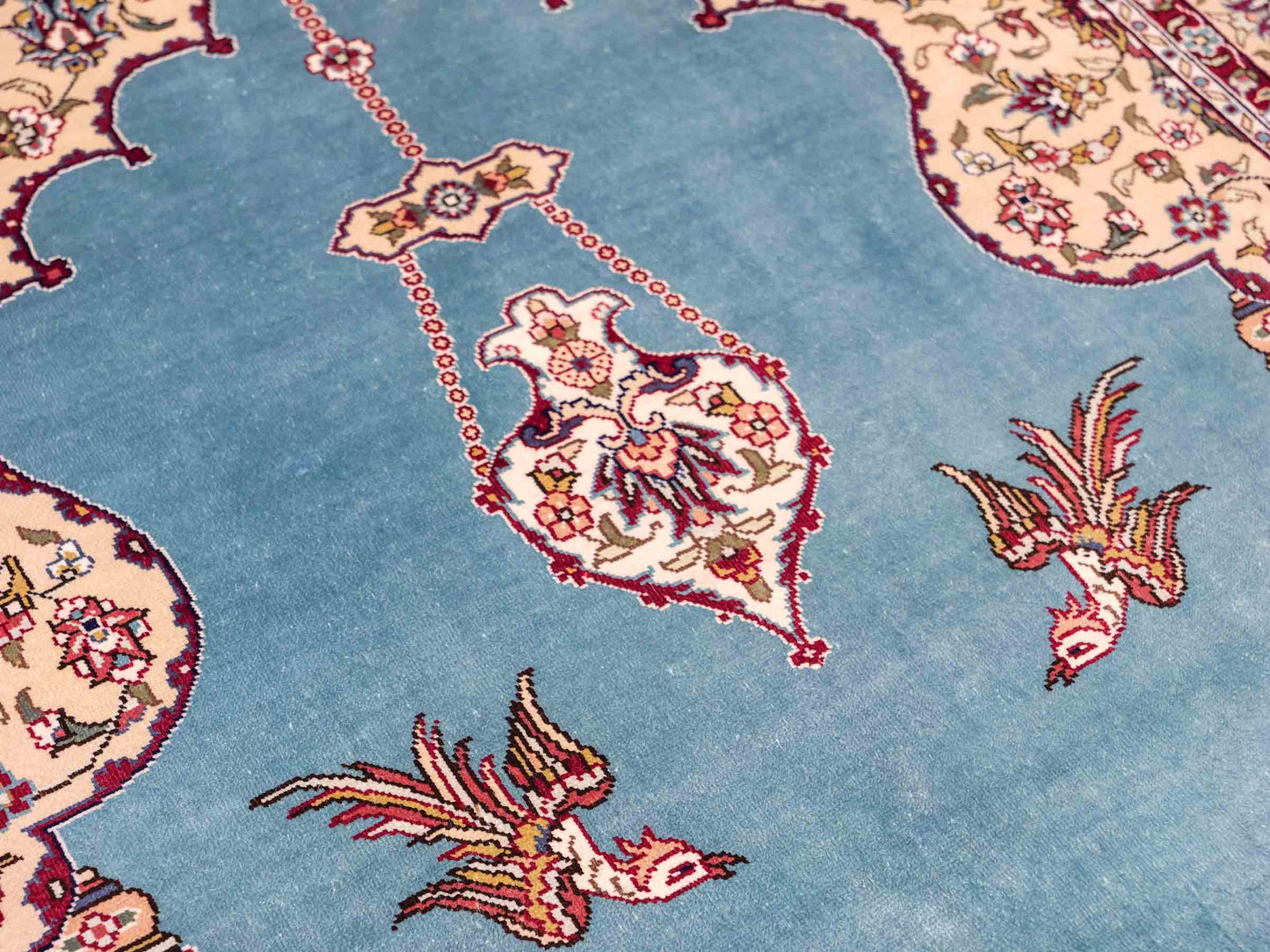 Sehr feiner, handgeknüpfter Khademi Orientteppich mit Hereke Design aus reiner Seide, blau, creme. 124x78 cm. Vertrieb durch Jupiter Intl.