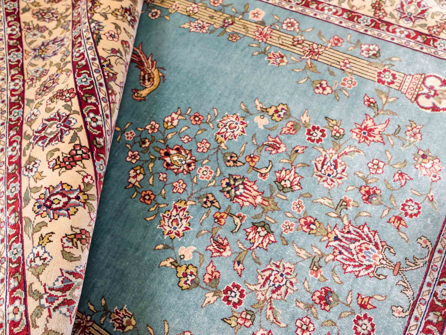 Sehr feiner, handgeknüpfter Khademi Orientteppich mit Hereke Design aus reiner Seide, blau, creme. 124x78 cm. Vertrieb durch Jupiter Intl.