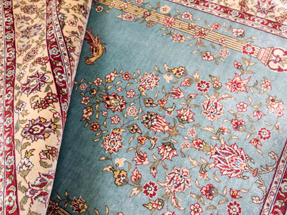 Sehr feiner, handgeknüpfter Khademi Orientteppich mit Hereke Design aus reiner Seide, blau, creme. 124x78 cm. Vertrieb durch Jupiter Intl.