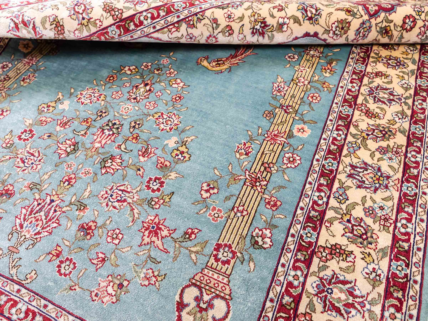 Sehr feiner, handgeknüpfter Khademi Orientteppich mit Hereke Design aus reiner Seide, blau, creme. 124x78 cm. Vertrieb durch Jupiter Intl.