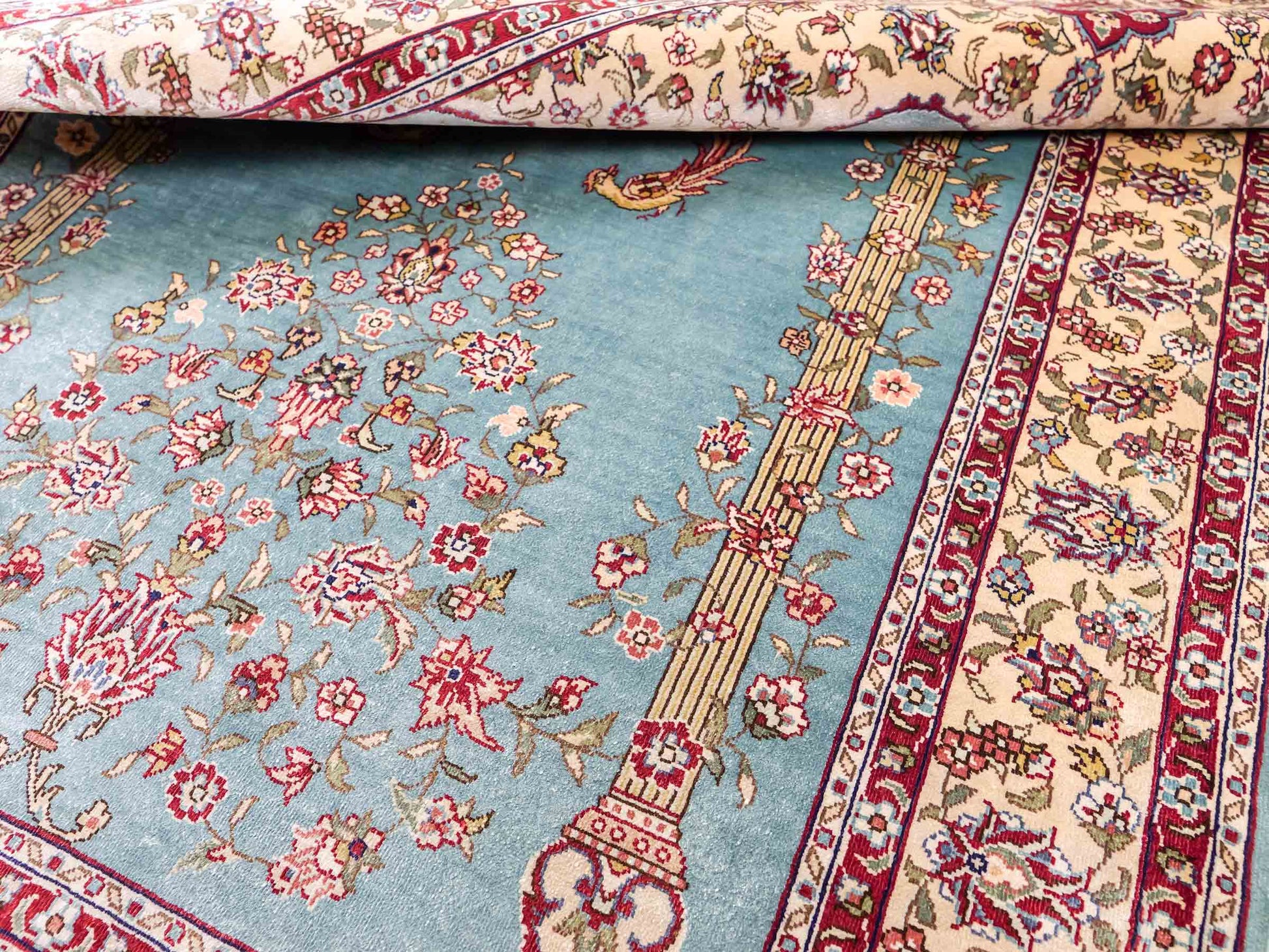 Sehr feiner, handgeknüpfter Khademi Orientteppich mit Hereke Design aus reiner Seide, blau, creme. 124x78 cm. Vertrieb durch Jupiter Intl.