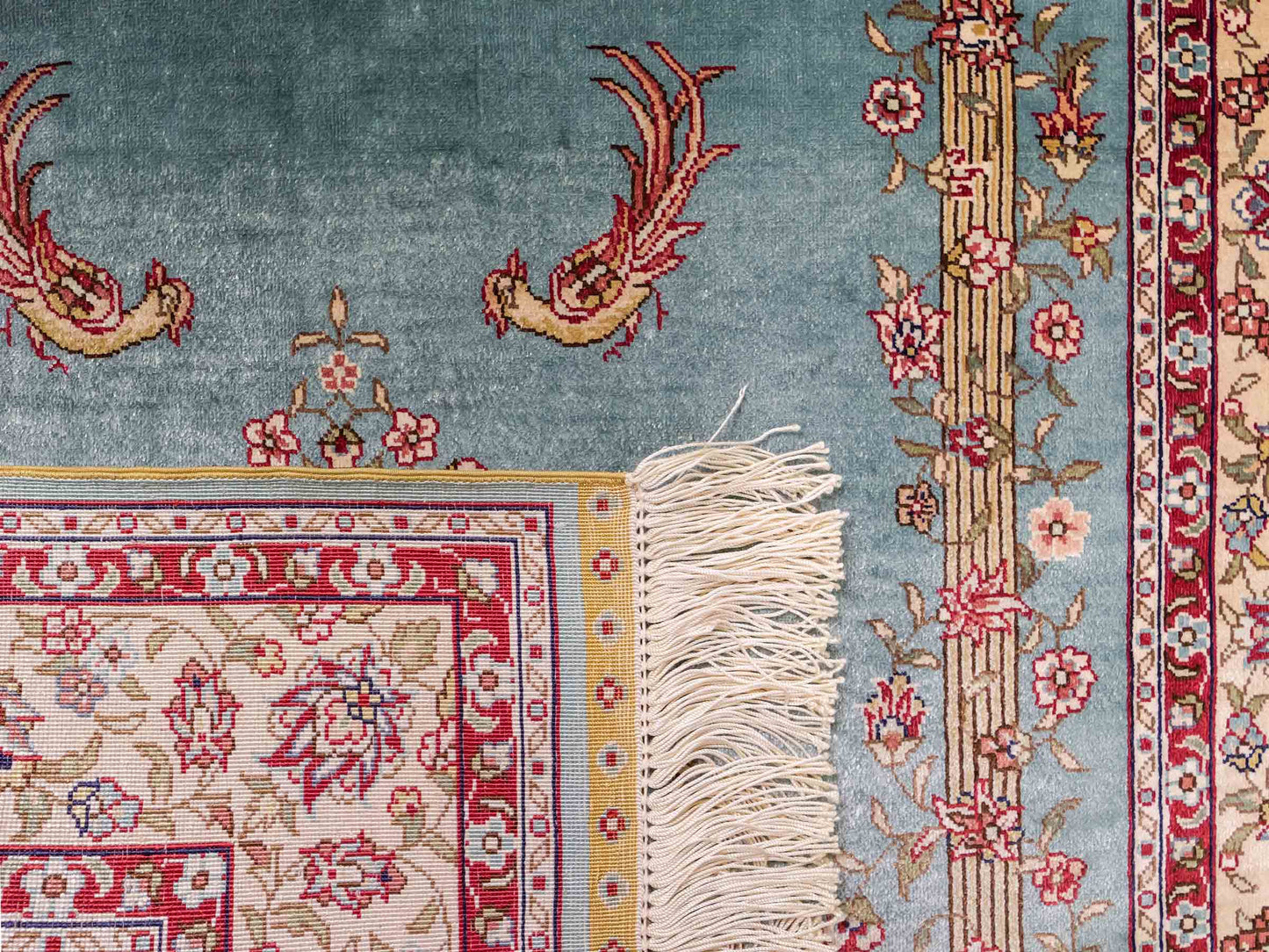 Sehr feiner, handgeknüpfter Khademi Orientteppich mit Hereke Design aus reiner Seide, blau, creme. 124x78 cm. Vertrieb durch Jupiter Intl.