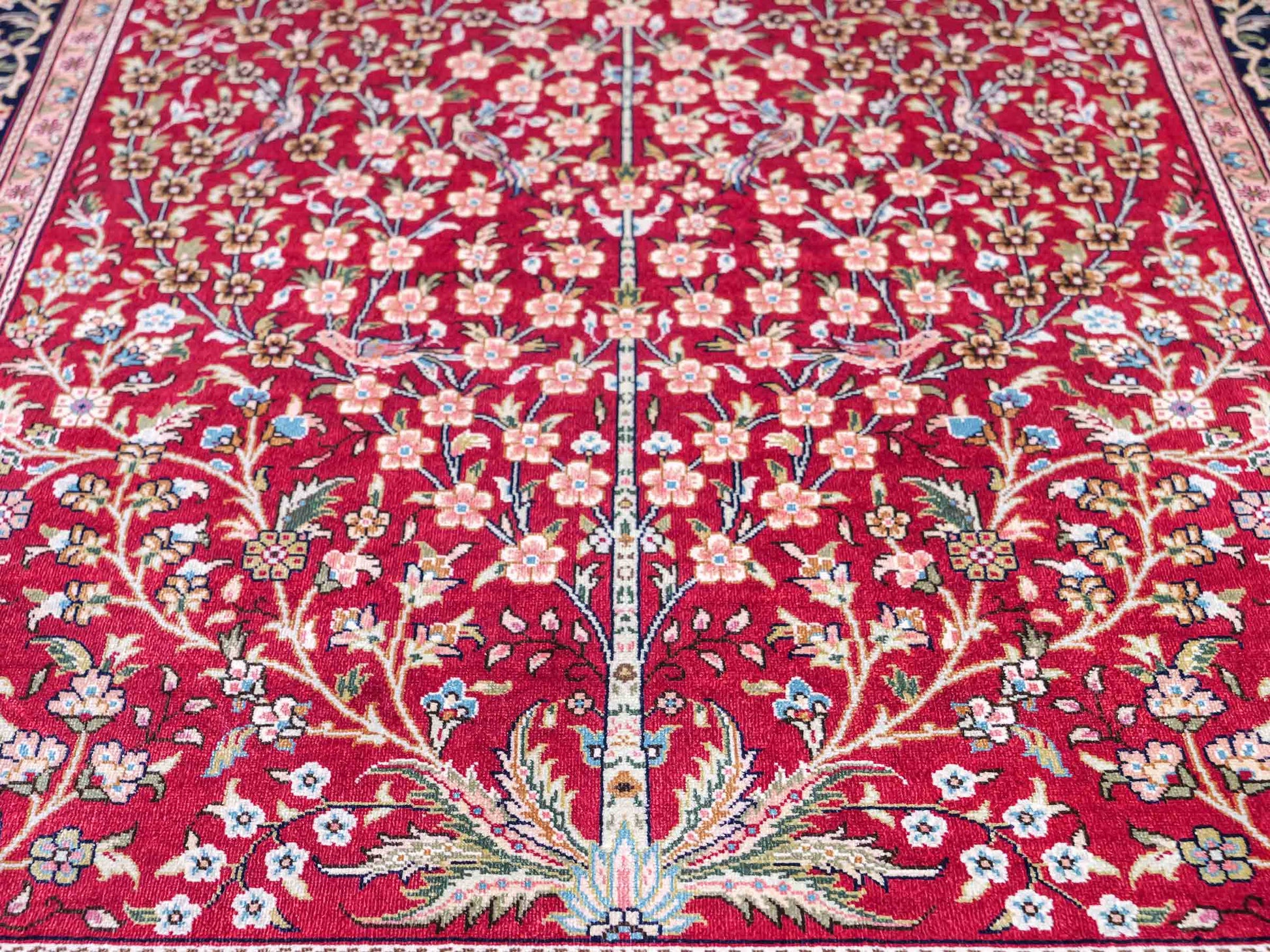 Sehr feiner, handgeknüpfter Khademi Orientteppich mit Hereke Design aus reiner Seide, rot, blau, creme. 124x79 cm. Vertrieb durch Jupiter Intl.