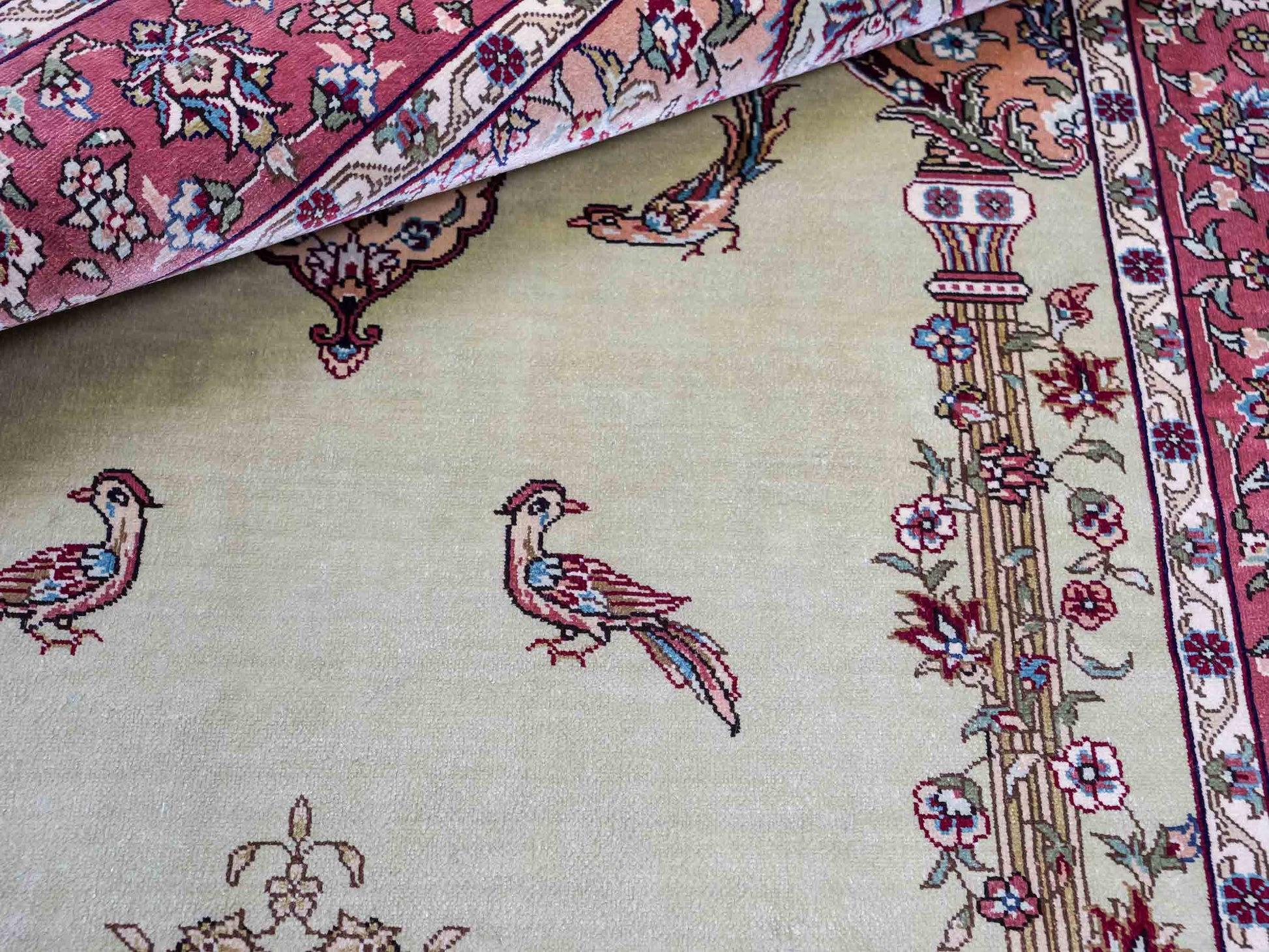 Sehr feiner, handgeknüpfter Khademi Orientteppich mit Hereke Design aus reiner Seide, rosa, grün. 124x79 cm. Vertrieb durch Jupiter Intl.