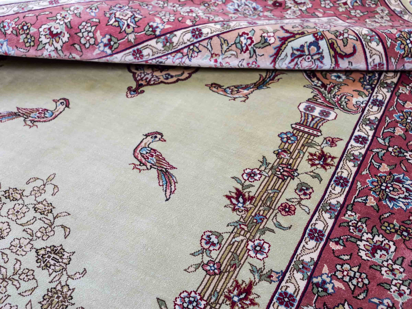 Sehr feiner, handgeknüpfter Khademi Orientteppich mit Hereke Design aus reiner Seide, rosa, grün. 124x79 cm. Vertrieb durch Jupiter Intl.