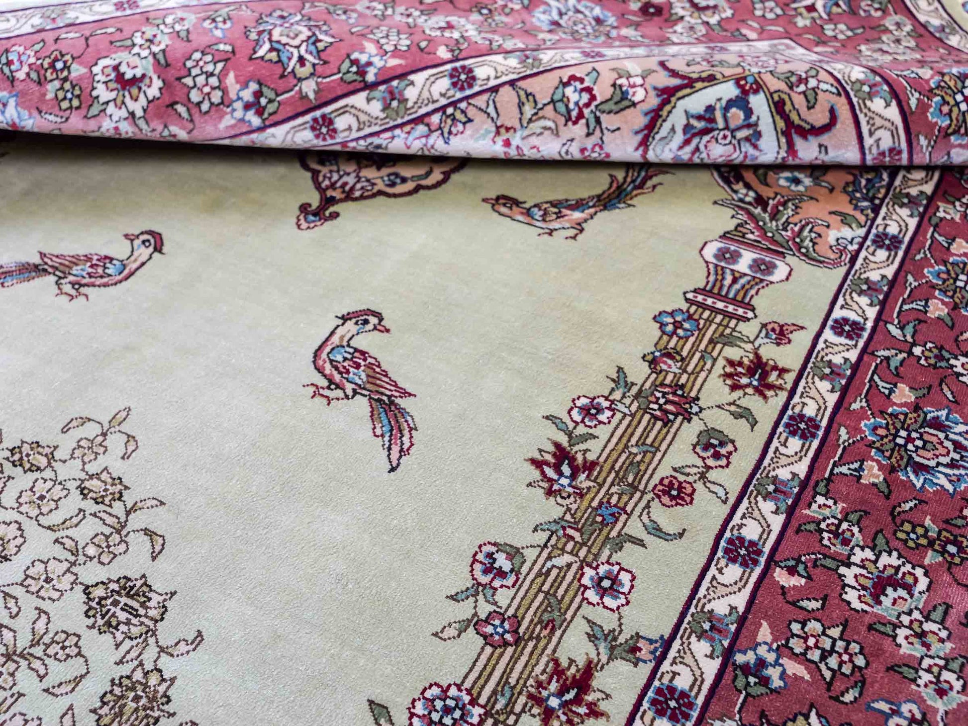 Sehr feiner, handgeknüpfter Khademi Orientteppich mit Hereke Design aus reiner Seide, rosa, grün. 124x79 cm. Vertrieb durch Jupiter Intl.