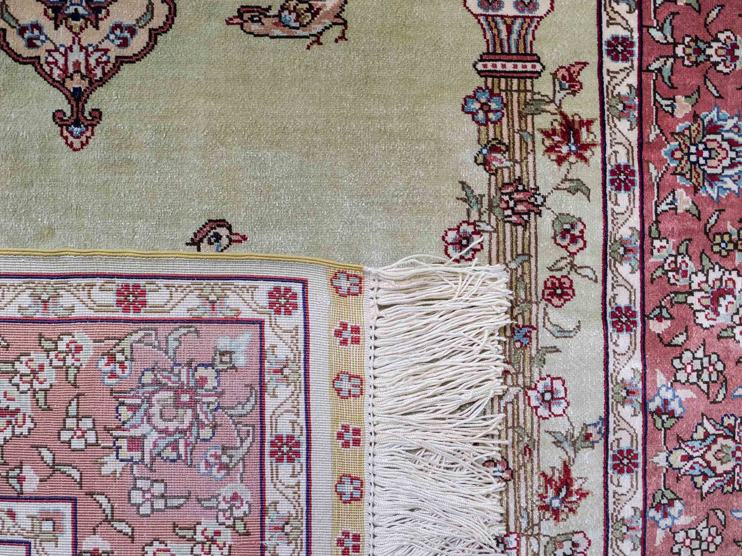 Sehr feiner, handgeknüpfter Khademi Orientteppich mit Hereke Design aus reiner Seide, rosa, grün. 124x79 cm. Vertrieb durch Jupiter Intl.