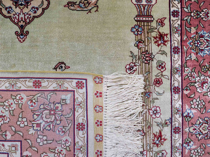 Sehr feiner, handgeknüpfter Khademi Orientteppich mit Hereke Design aus reiner Seide, rosa, grün. 124x79 cm. Vertrieb durch Jupiter Intl.