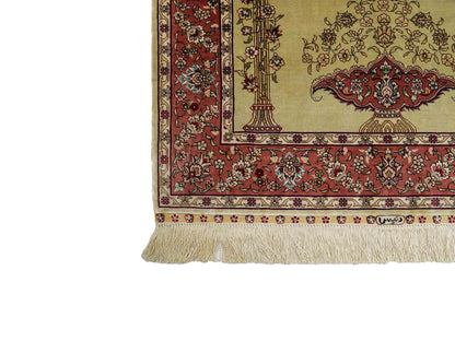 Sehr feiner, handgeknüpfter Khademi Orientteppich mit Hereke Design aus reiner Seide, rosa, grün. 124x79 cm. Vertrieb durch Jupiter Intl.