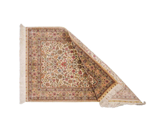 Sehr feiner, handgeknüpfter Khademi Orientteppich mit Hereke Design aus reiner Seide, beige, creme, weiß. 125x79 cm. Vertrieb durch Jupiter Intl.