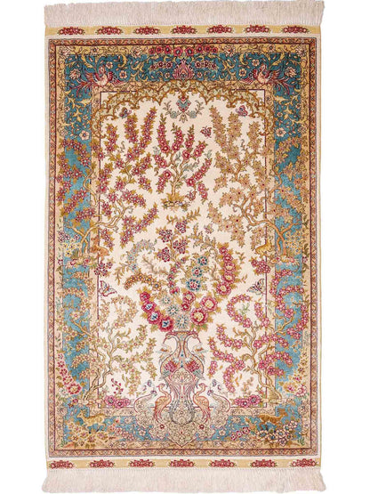 Sehr feiner, handgeknüpfter Khademi Orientteppich mit Hereke Design aus reiner Seide, creme, weiß, blau. 129x78 cm. Vertrieb durch Jupiter Intl.