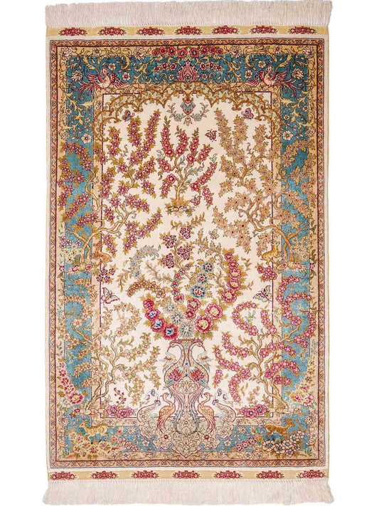 Sehr feiner, handgeknüpfter Khademi Orientteppich mit Hereke Design aus reiner Seide, creme, weiß, blau. 129x78 cm. Vertrieb durch Jupiter Intl.