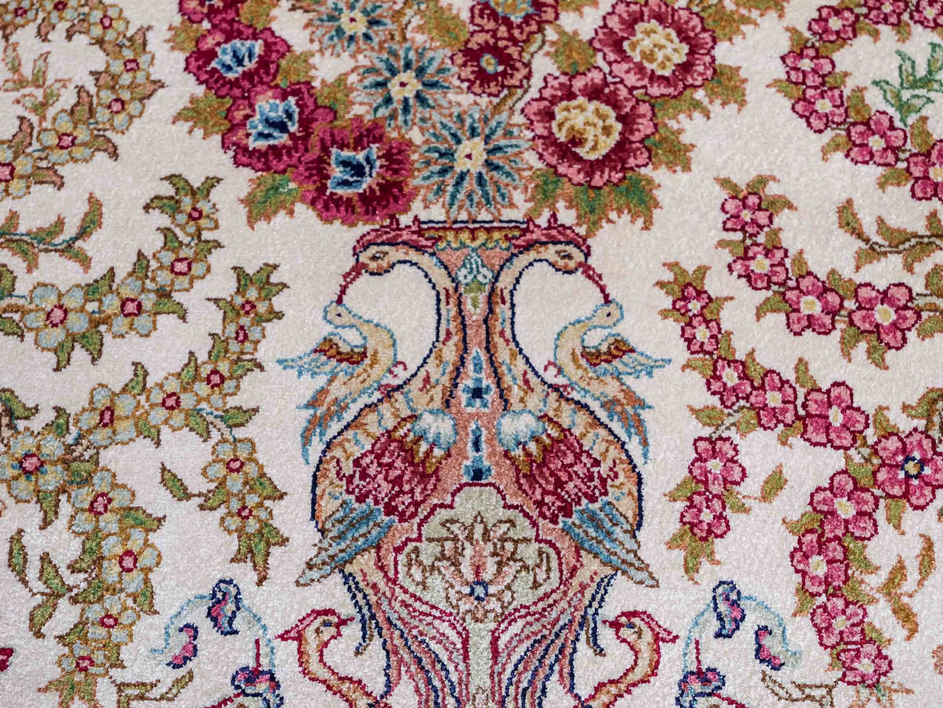 Sehr feiner, handgeknüpfter Khademi Orientteppich mit Hereke Design aus reiner Seide, creme, weiß, blau. 129x78 cm. Vertrieb durch Jupiter Intl.