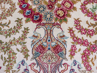 Sehr feiner, handgeknüpfter Khademi Orientteppich mit Hereke Design aus reiner Seide, creme, weiß, blau. 129x78 cm. Vertrieb durch Jupiter Intl.