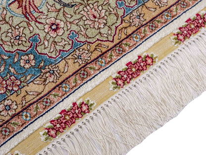 Sehr feiner, handgeknüpfter Khademi Orientteppich mit Hereke Design aus reiner Seide, creme, weiß, blau. 129x78 cm. Vertrieb durch Jupiter Intl.