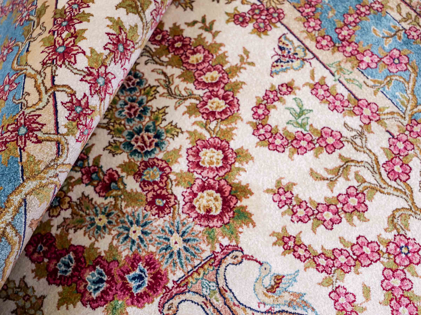 Sehr feiner, handgeknüpfter Khademi Orientteppich mit Hereke Design aus reiner Seide, creme, weiß, blau. 129x78 cm. Vertrieb durch Jupiter Intl.