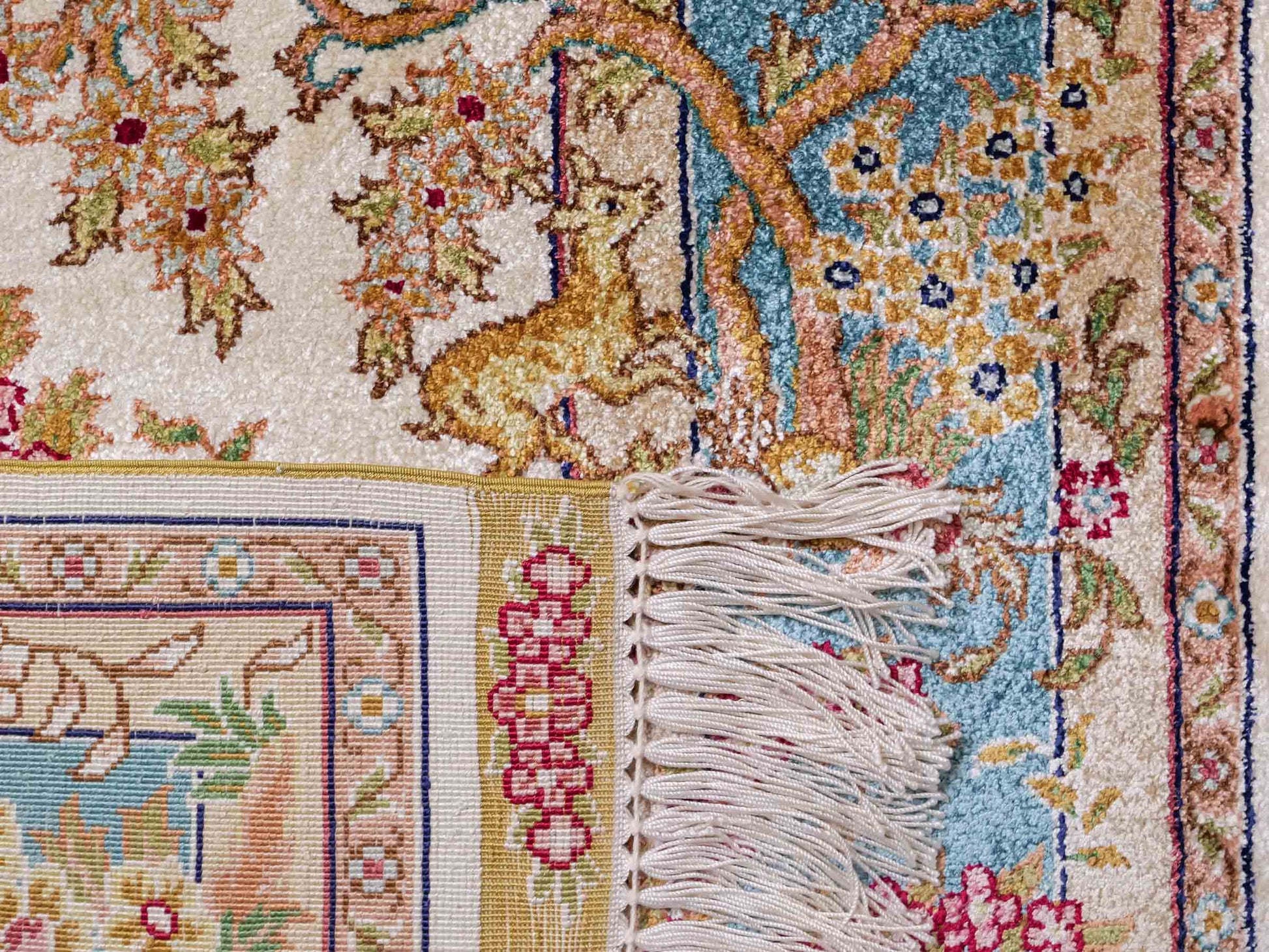 Sehr feiner, handgeknüpfter Khademi Orientteppich mit Hereke Design aus reiner Seide, creme, weiß, blau. 129x78 cm. Vertrieb durch Jupiter Intl.