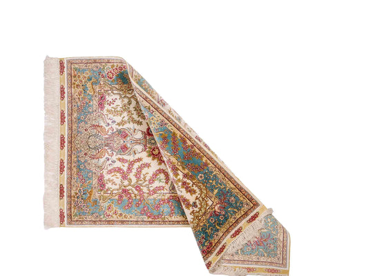 Sehr feiner, handgeknüpfter Khademi Orientteppich mit Hereke Design aus reiner Seide, creme, weiß, blau. 129x78 cm. Vertrieb durch Jupiter Intl.