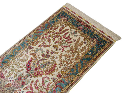 Sehr feiner, handgeknüpfter Khademi Orientteppich mit Hereke Design aus reiner Seide, creme, weiß, blau. 129x78 cm. Vertrieb durch Jupiter Intl.