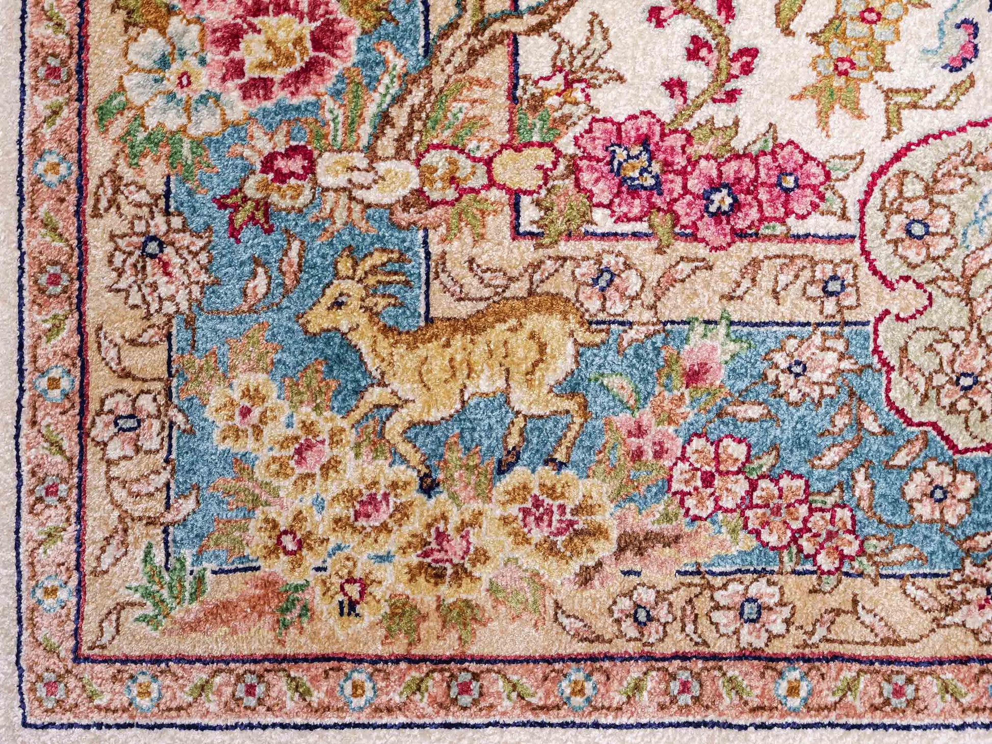 Sehr feiner, handgeknüpfter Khademi Orientteppich mit Hereke Design aus reiner Seide, creme, weiß, blau. 129x78 cm. Vertrieb durch Jupiter Intl.