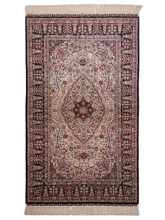 Sehr feiner, handgeknüpfter Khademi Hereke Orientteppich aus Seide, weiß, blau. 153x93 cm. Vertrieb durch Jupiter Intl.