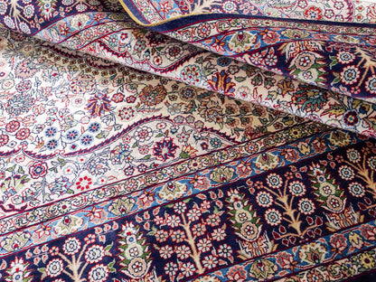 Sehr feiner, handgeknüpfter Khademi Hereke Orientteppich aus Seide, weiß, blau. 153x93 cm. Vertrieb durch Jupiter Intl.