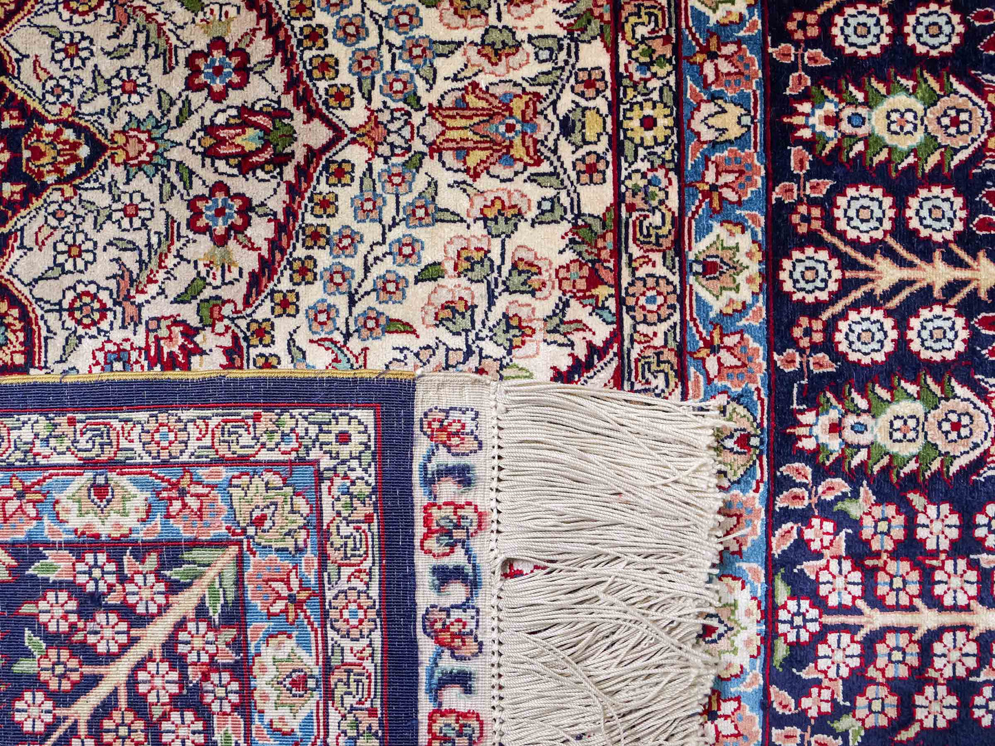 Sehr feiner, handgeknüpfter Khademi Hereke Orientteppich aus Seide, weiß, blau. 153x93 cm. Vertrieb durch Jupiter Intl.