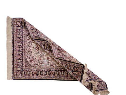 Sehr feiner, handgeknüpfter Khademi Hereke Orientteppich aus Seide, weiß, blau. 153x93 cm. Vertrieb durch Jupiter Intl.