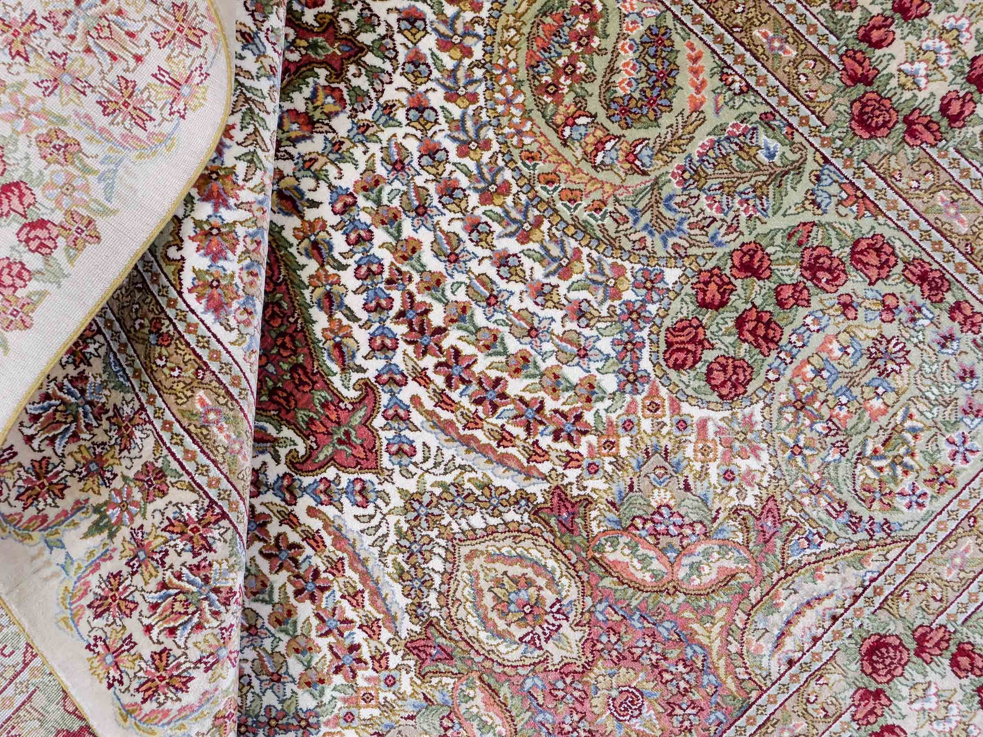 Sehr feiner, handgeknüpfter, chinesischer Khademi Hereke aus Seide, creme. 154x79 cm. Vertrieb durch Jupiter Intl.