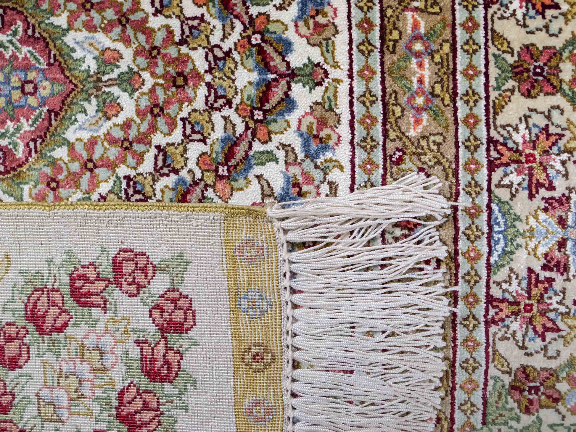Sehr feiner, handgeknüpfter, chinesischer Khademi Hereke aus Seide, creme. 154x79 cm. Vertrieb durch Jupiter Intl.