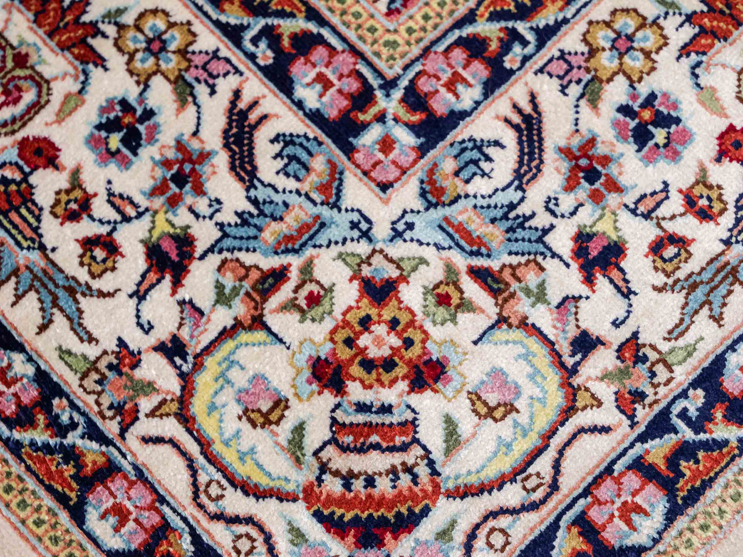 Sehr feiner, handgeknüpfter Khademi Orientteppich mit Hereke Design aus reiner Seide, weiß, creme. 154x92 cm. Vertrieb durch Jupiter Intl.